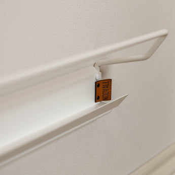 Valde skohylde 72 cm i hvid med en lille Noovall læder etiket.