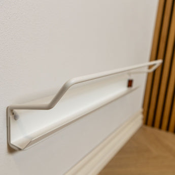 Valde skohylde 72 cm i hvid med en lille Noovall læder etiket.