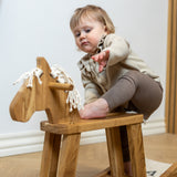 Gyngehest med 2 årig pige på hesten