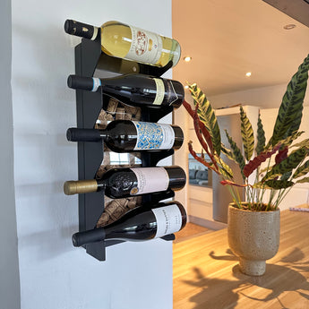 Sort vinreol, med vinflasker i