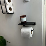 Holder til toiletpapir med hylde, sort 