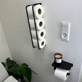 Holder til toiletpapir med hylde, sort i baggrunden en toiletpapirsholder i sort
