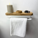 Hvid multihylde med plads til håndklæde og ting ovenpå egetræshylden 