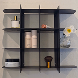 sort vægreol med små rum, til badeværelset til f.eks. parfumer, makeup mm. 