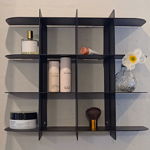 sort vægreol med små rum, til badeværelset til f.eks. parfumer, makeup mm. 