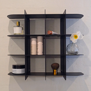 sort vægreol med små rum, til badeværelset til f.eks. parfumer, makeup mm. 