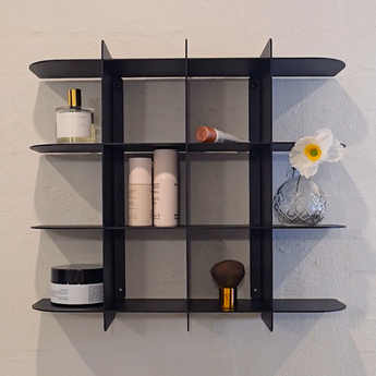 sort vægreol med små rum, til badeværelset til f.eks. parfumer, makeup mm. 