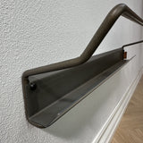 Valde skohylde 72 cm i rustik/grålig farve med en lille Noovall læder etiket.