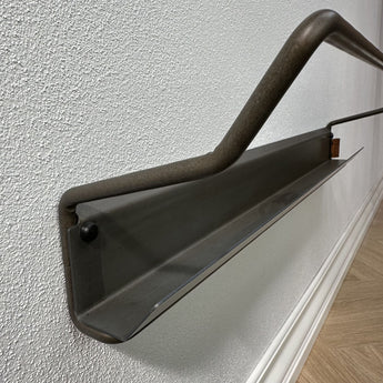 Valde skohylde 72 cm i rustik/grålig farve med en lille Noovall læder etiket.