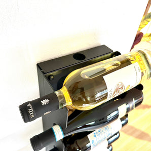 Sort vinreol, med vinflasker i