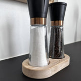 Salt og peber bakke ubehandlet med kværne i
