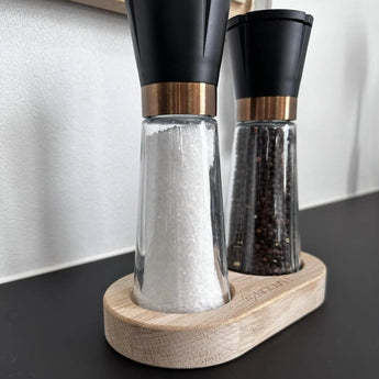 Salt og peber bakke ubehandlet med kværne i
