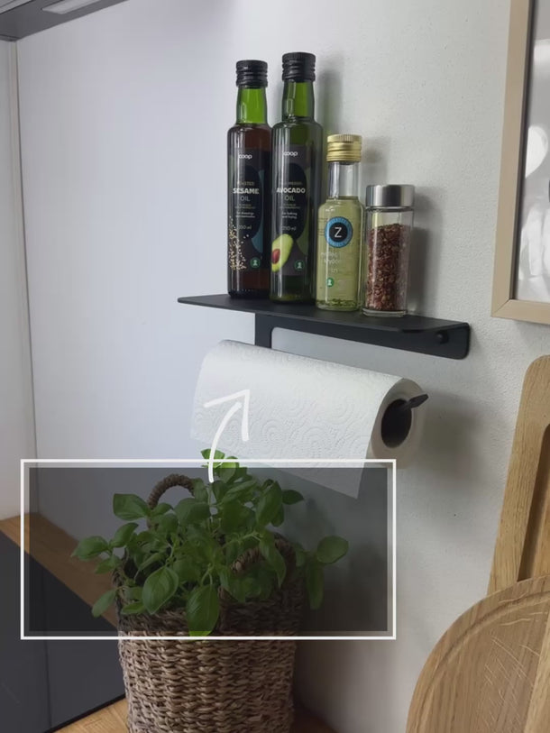 væghængt køkkenrulle holder med hylde, sort
